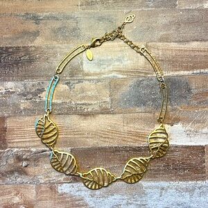 3/$30| 🌼 Chico’s Gold Tone Leaf Bib Necklace